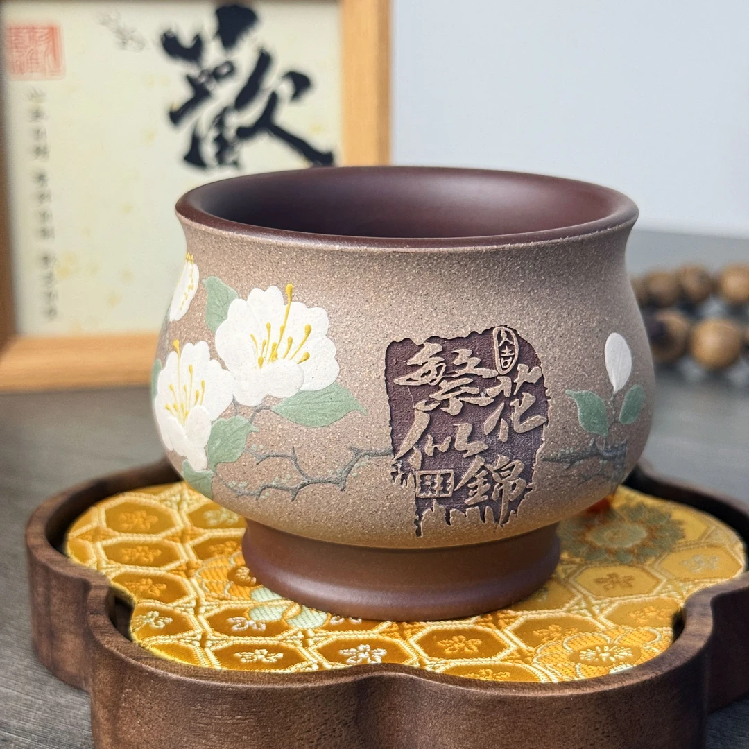 宜兴紫砂坭香手绘玉兰刻绘繁花似锦主人杯紫泥粉浆蟹壳青茶杯170c