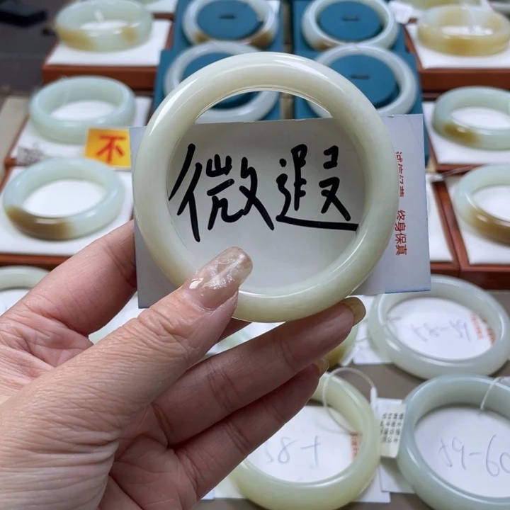 和田玉手镯未镶嵌哇*