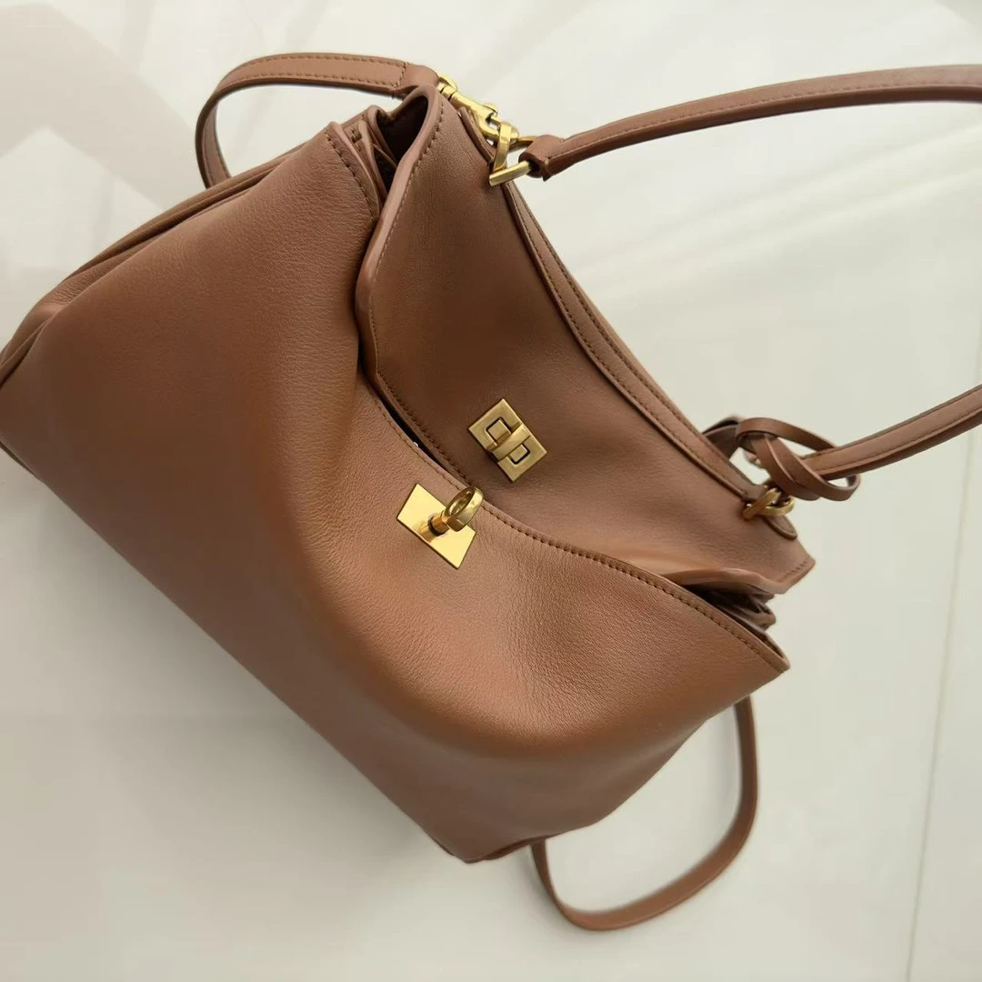 巴黎家通勤风单根手提款单肩真皮包斜跨包腋下机车托特包牛皮女包