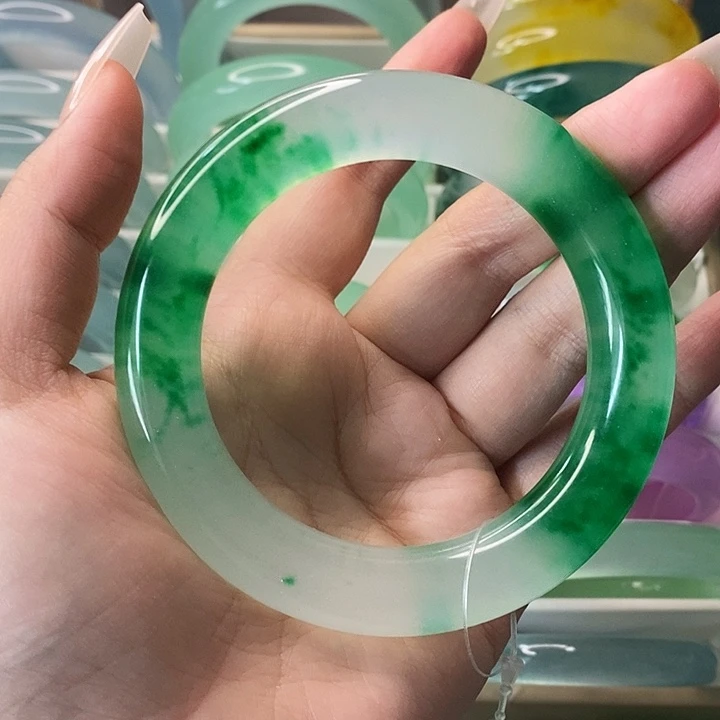 未镶嵌手镯石英质玉
