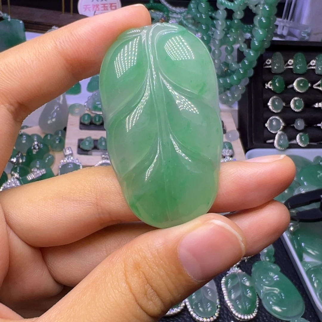 石英质玉（非洲翠）未镶嵌颈饰