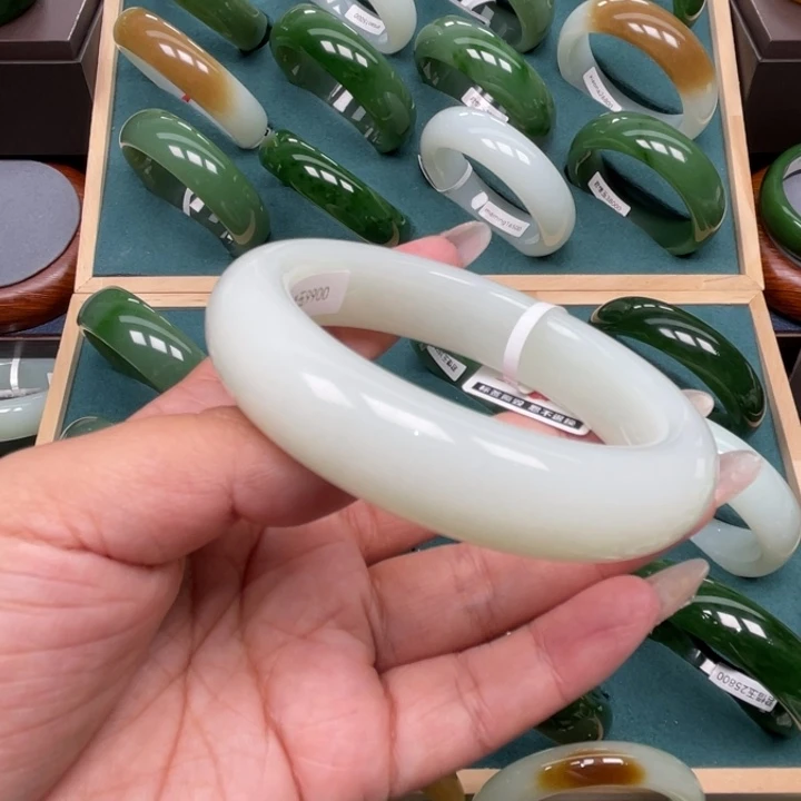 钢***侠未镶嵌手镯和田玉
