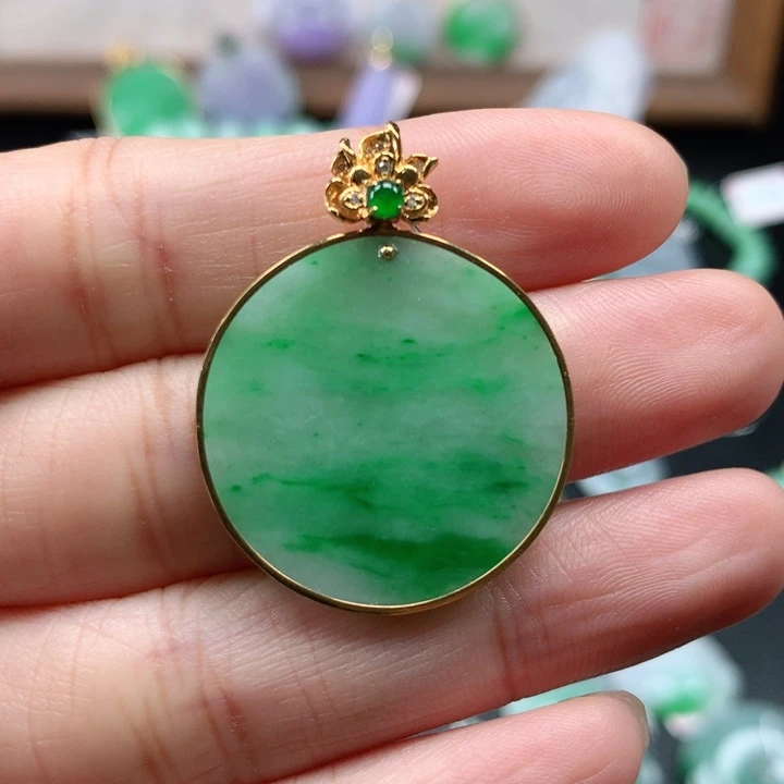 颈饰18K金镶嵌翡翠无事牌