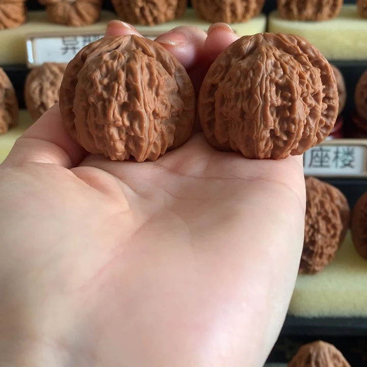 文玩核桃把件文玩核桃白狮子红皮42