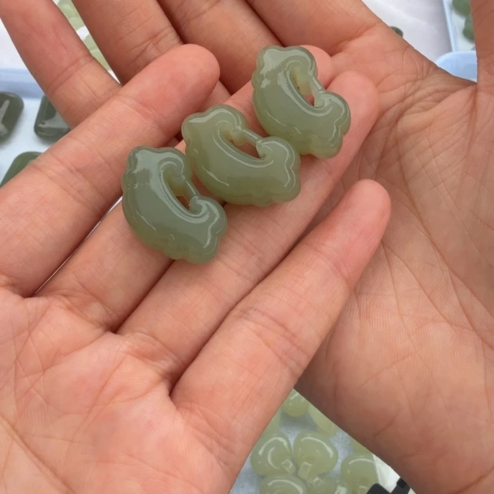 和田玉未镶嵌颈饰多样性，发一件丽