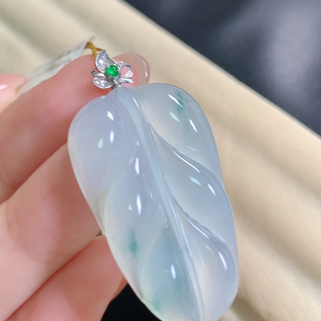 翡翠18K金镶嵌颈饰叶子