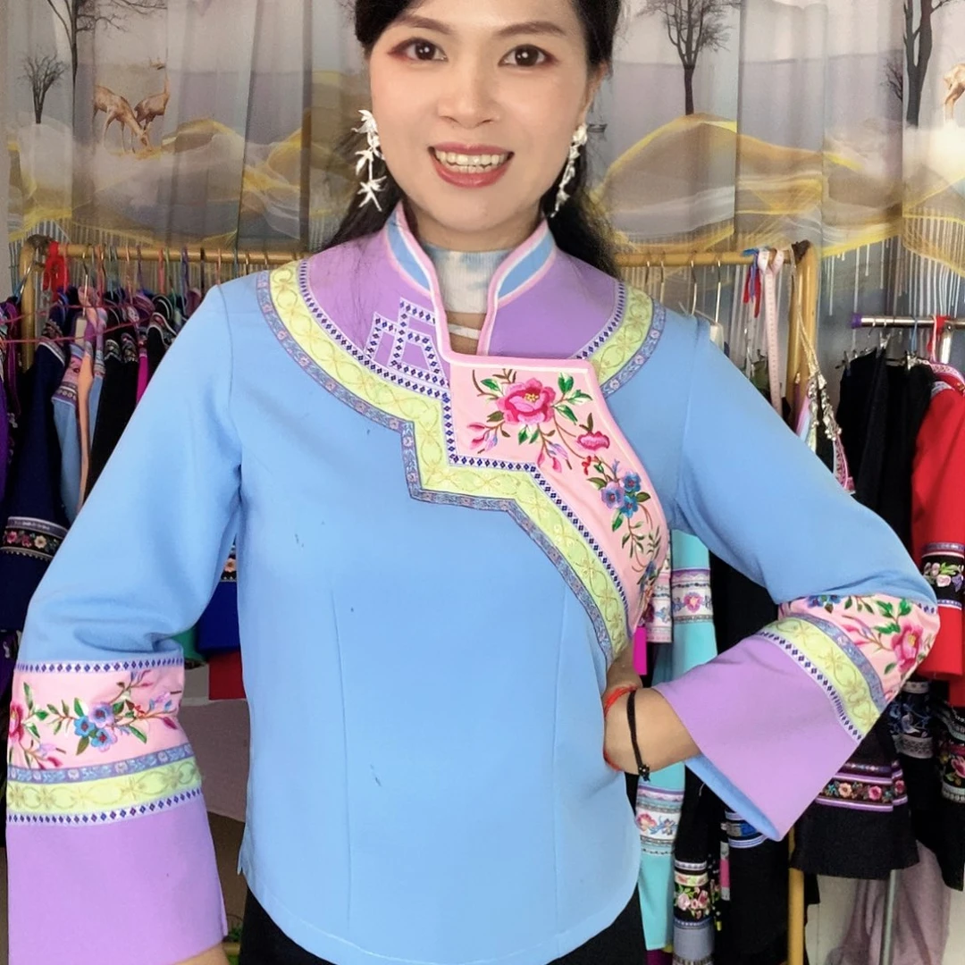 浅蓝色上衣民族风服饰