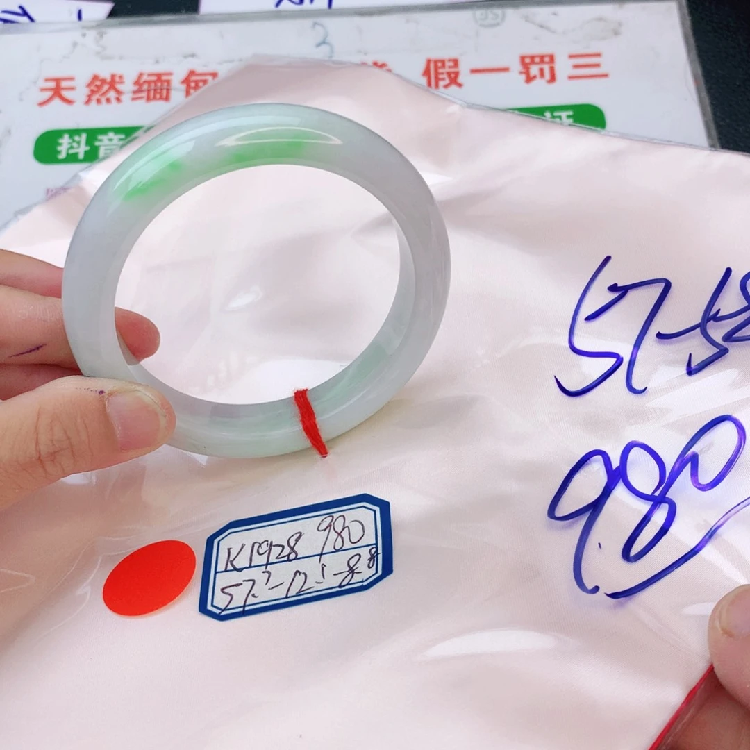 翡翠手镯未镶嵌翡翠