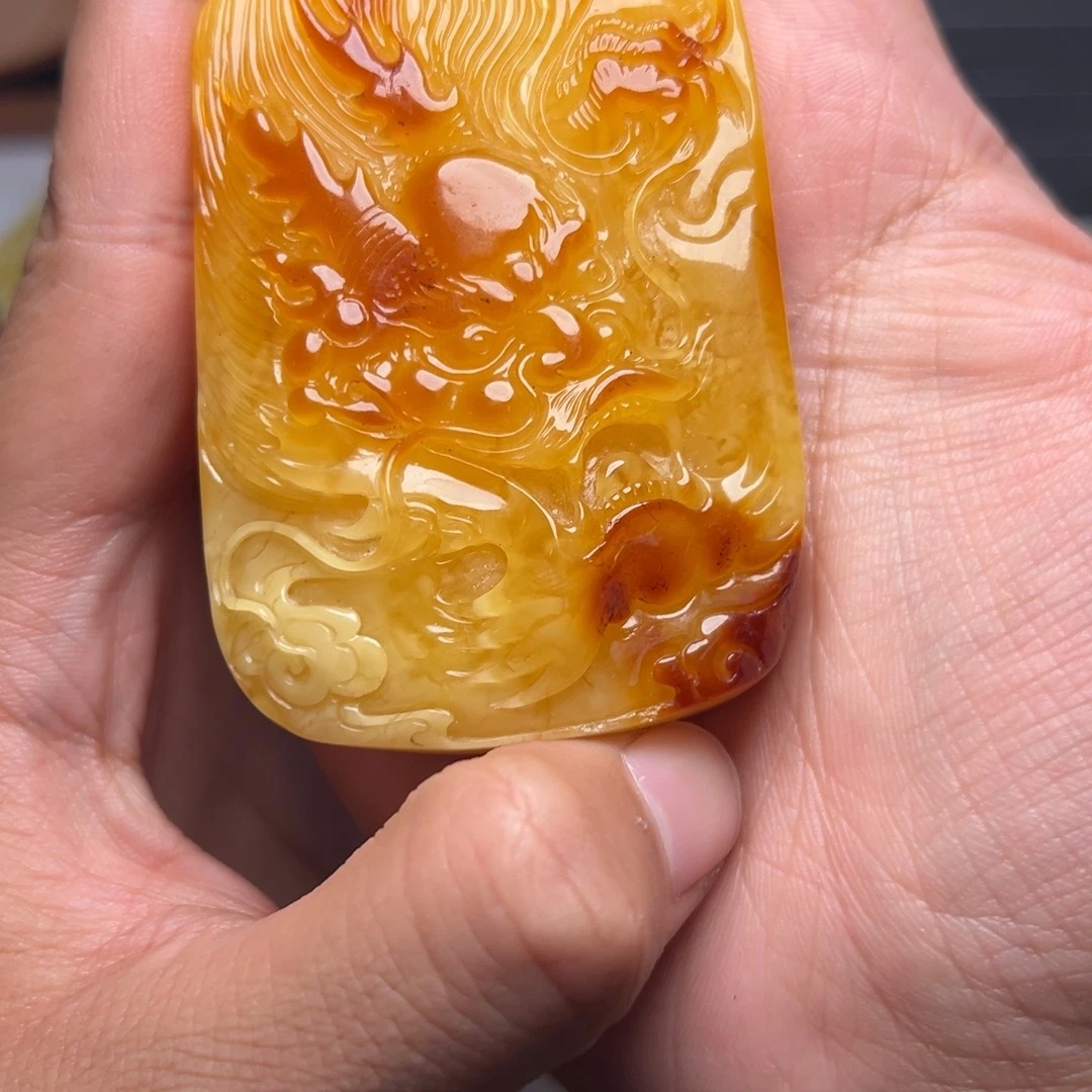 蜜蜡龙牌雕刻非常帅