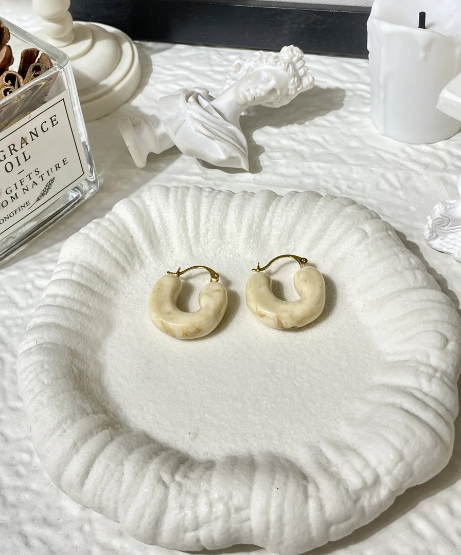 钛钢耳饰 钛钢耳饰 LARVINA白色气质耳圈
