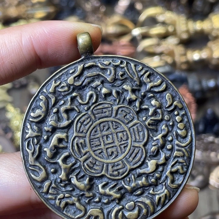 青铜朝天吼九宫背面有瑕