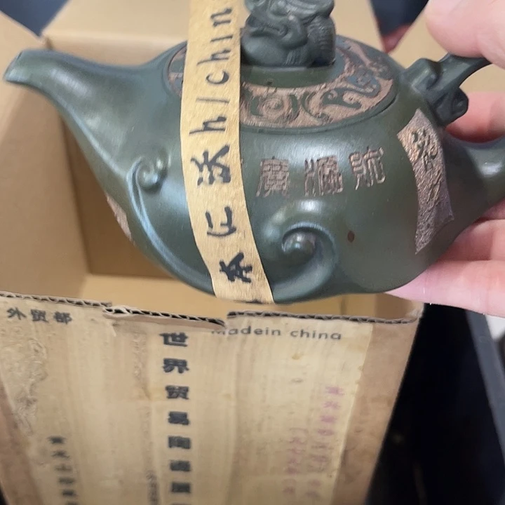茶壶紫泥原矿泥料手工制作的一把紫砂壶。