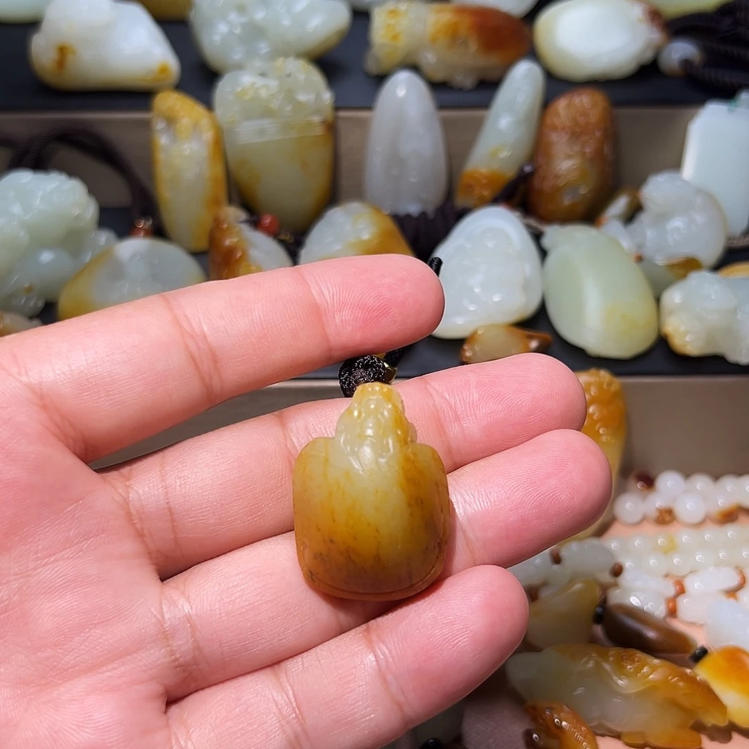 可***你和田玉未镶嵌颈饰