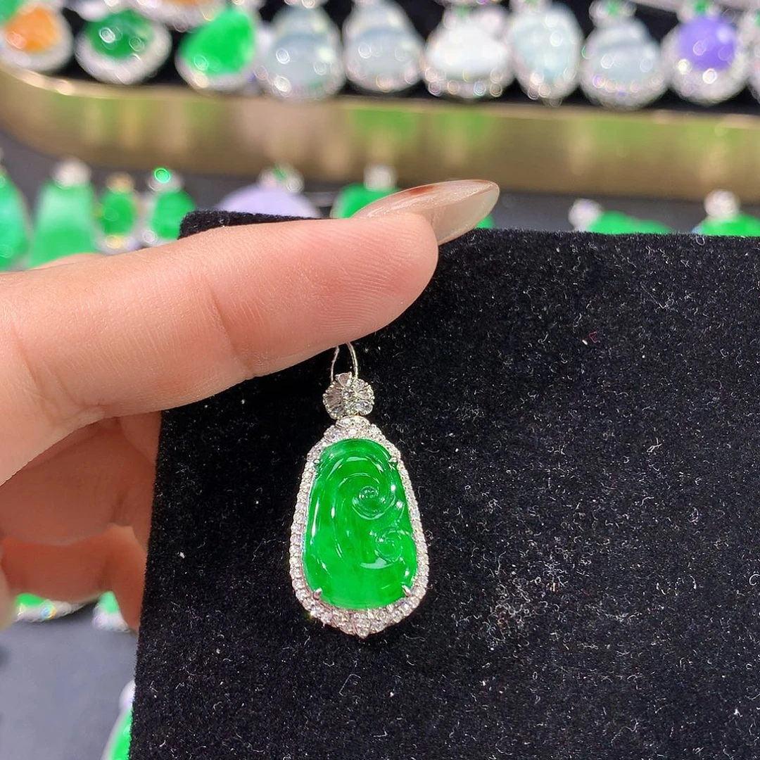 翡翠18K金镶嵌颈饰