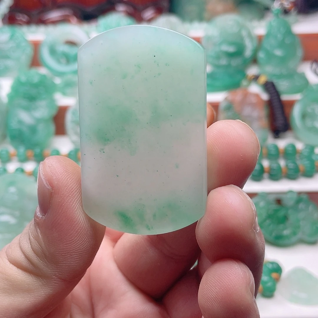 颈饰未镶嵌石英质玉