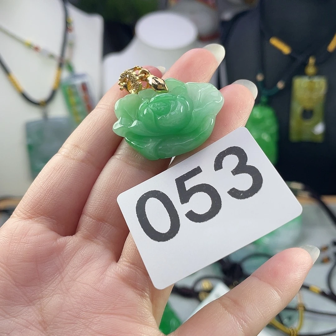 翡翠未镶嵌吊坠(赠链)