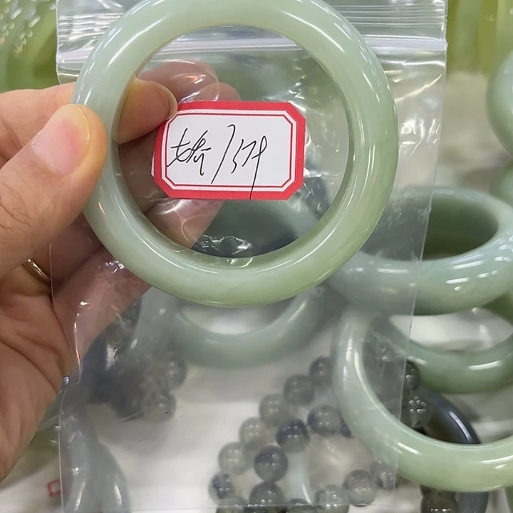 小***娇蛇纹石玉未镶嵌岫玉手镯