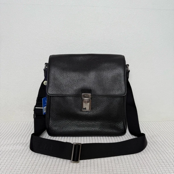 99新 Prada/普拉达 7026/男士经典时尚黑色真皮单扣邮差包