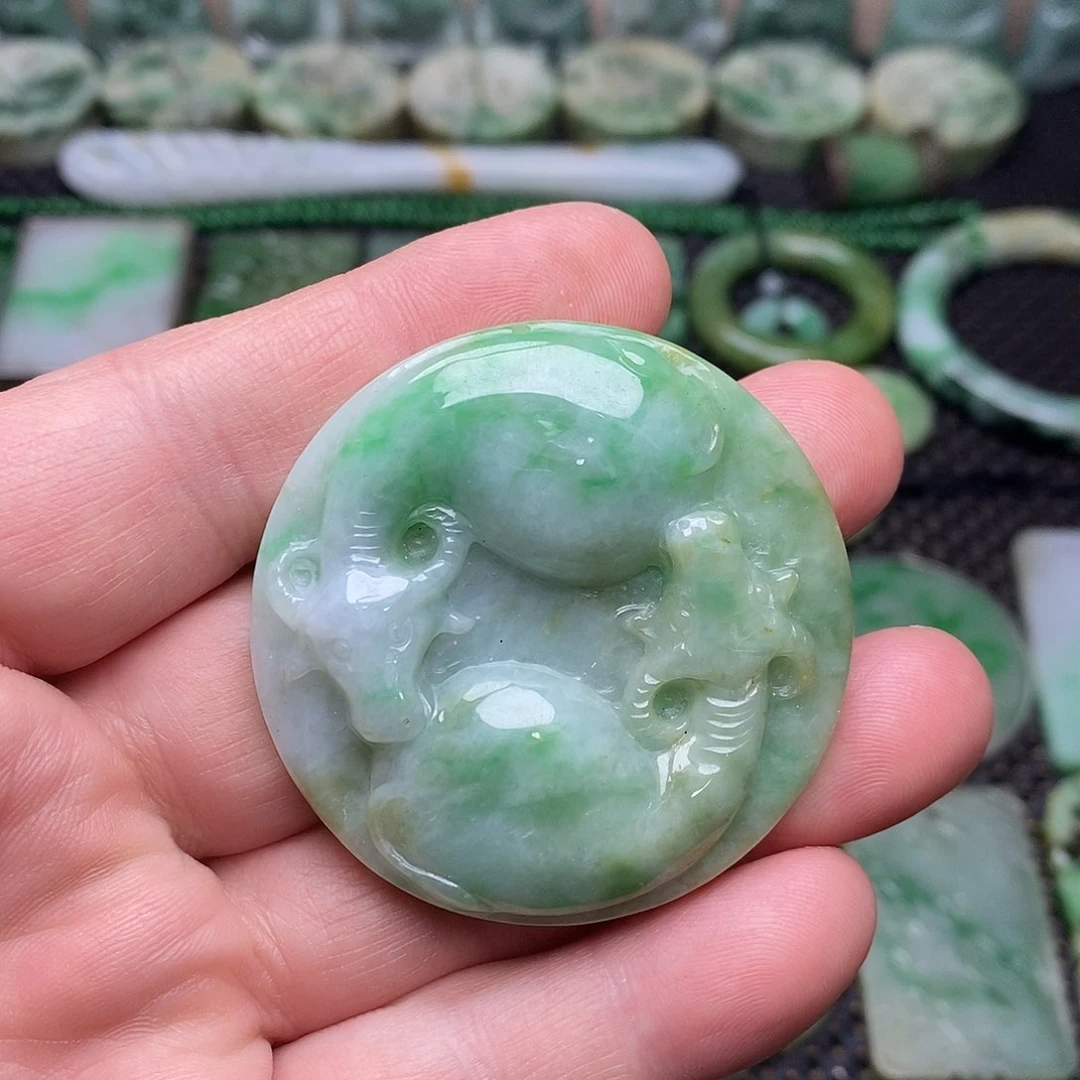 翡翠挂件未镶嵌缅甸天然翡翠牛牌