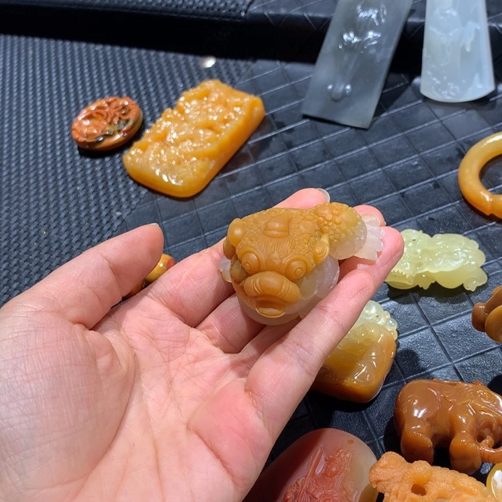 未镶嵌石英质玉（黄龙玉）颈饰