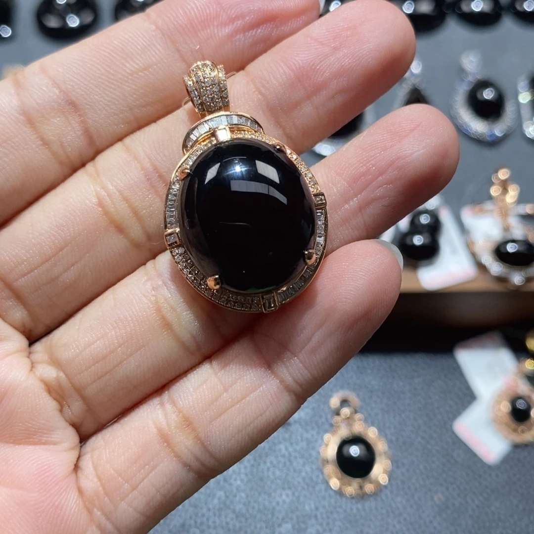 斯***G翡翠18K金镶嵌颈饰