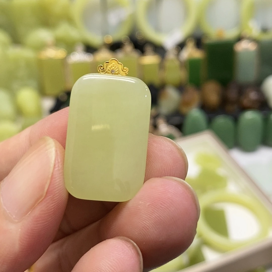 【闪购商品】颈饰18K金镶嵌和田玉