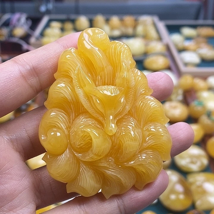 琥珀未镶嵌裸石30.88鸡油红九尾狐吊坠