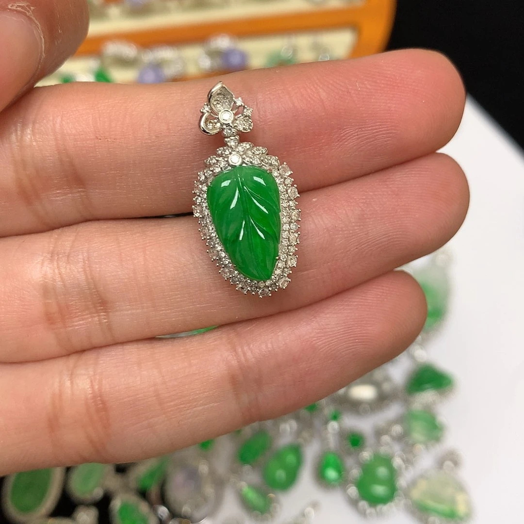 翡翠吊坠(不含链)18K金镶嵌绿叶子