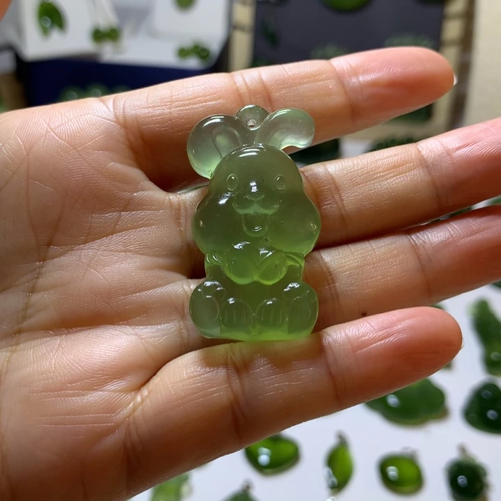 岫玉未镶嵌颈饰吊坠