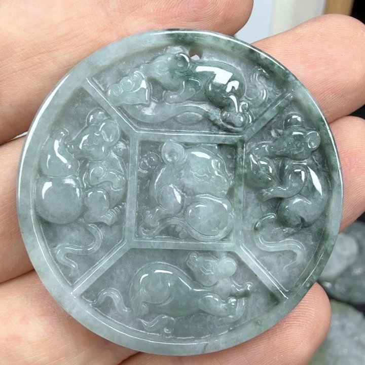 翡翠挂件未镶嵌翡翠