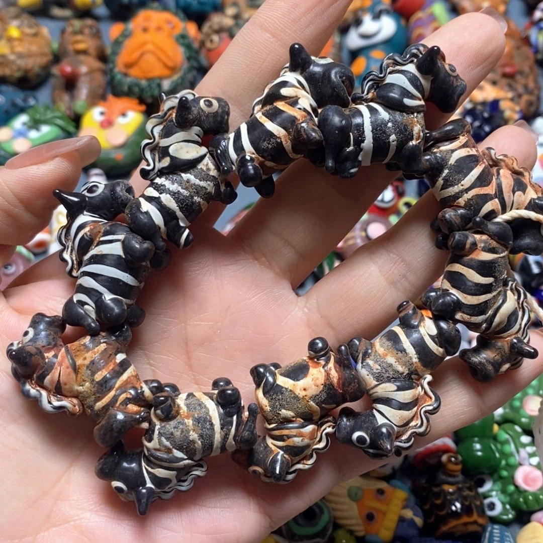 琉璃颈饰印度尼西亚斑马一个