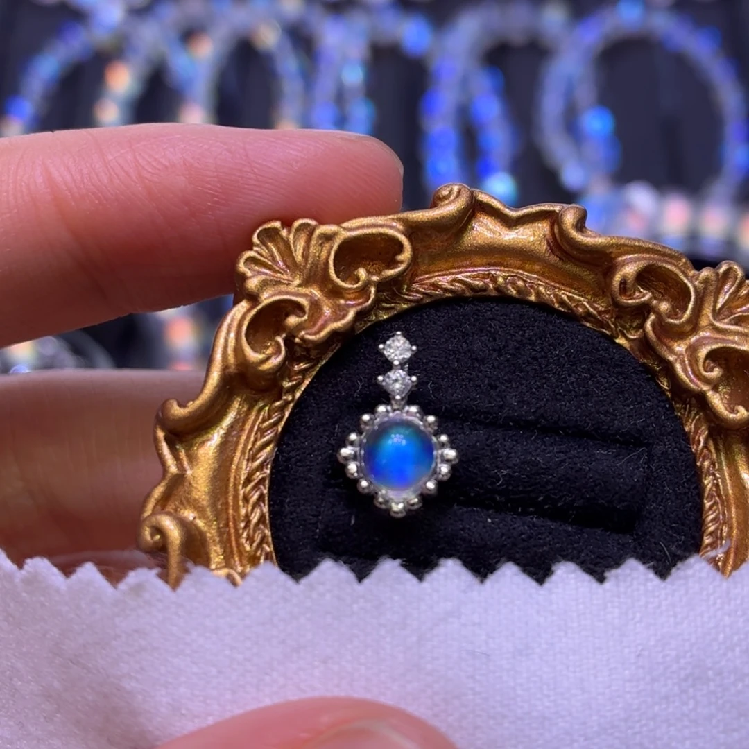 颈饰月光石银S925镶嵌马岛吊坠