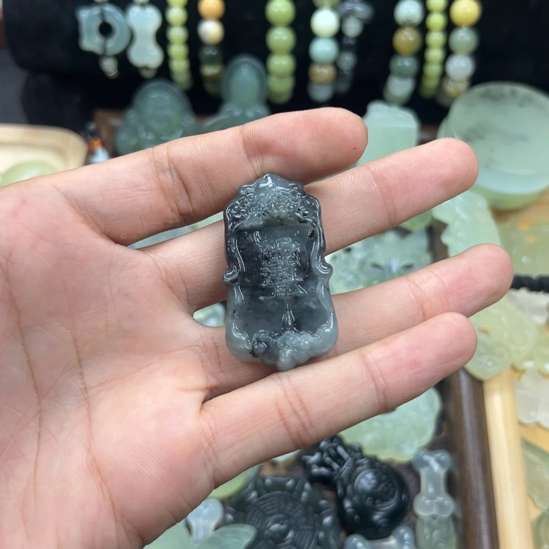 未镶嵌蛇纹石玉颈饰雷