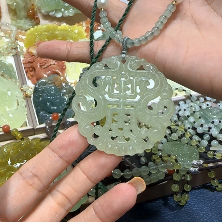 未镶嵌蛇纹石玉吊坠