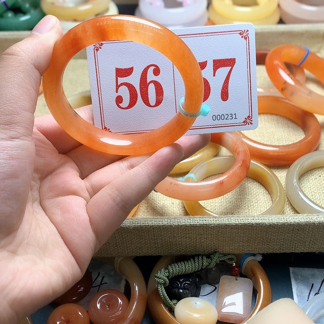 未镶嵌石英质玉（黄龙玉）手镯