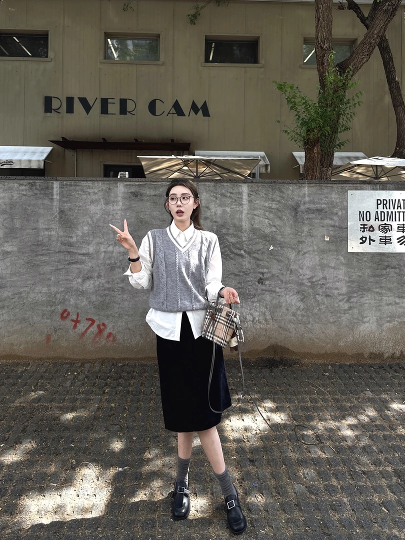韩系学院风灰色V领针织马甲背心女叠穿衬衫上衣早秋季百搭半身裙
