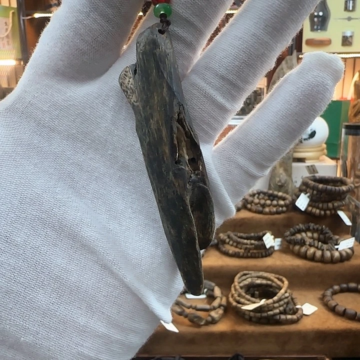 沉香吊坠芷*虫漏吊坠