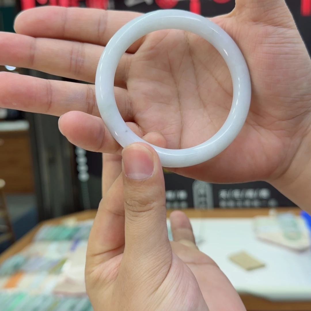 翡翠手镯未镶嵌翡翠