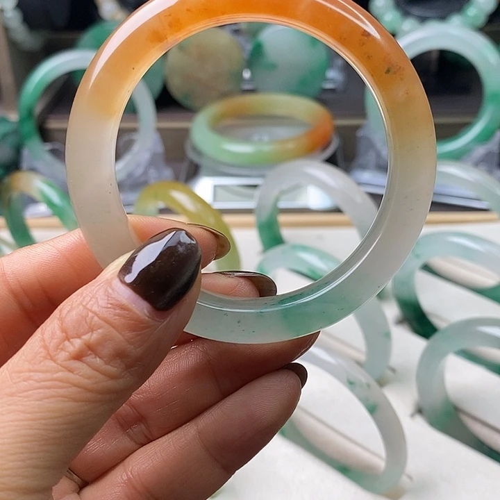 V***t石英质玉（非洲翠）未镶嵌手镯