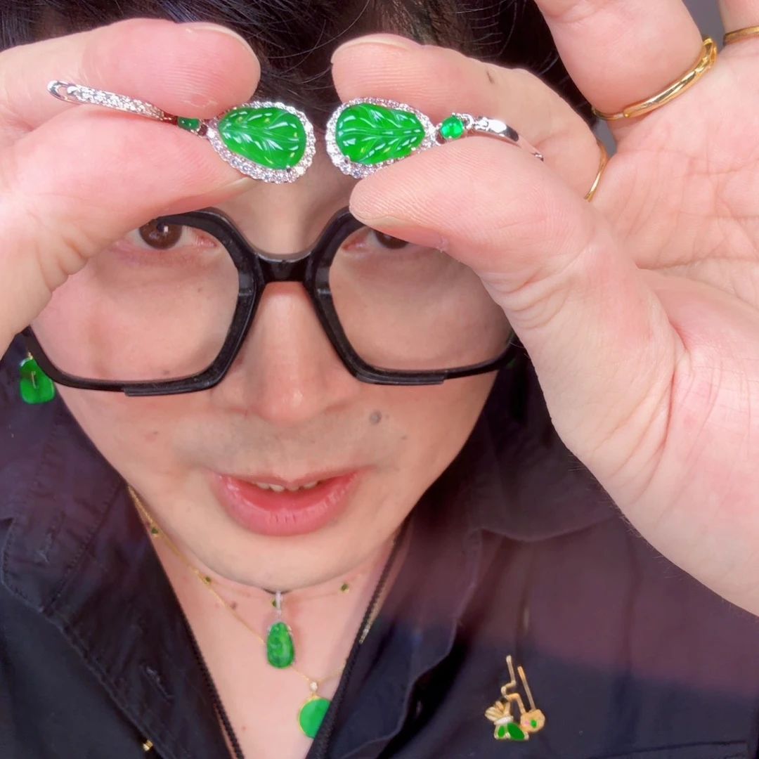 翡翠未镶嵌颈饰一对