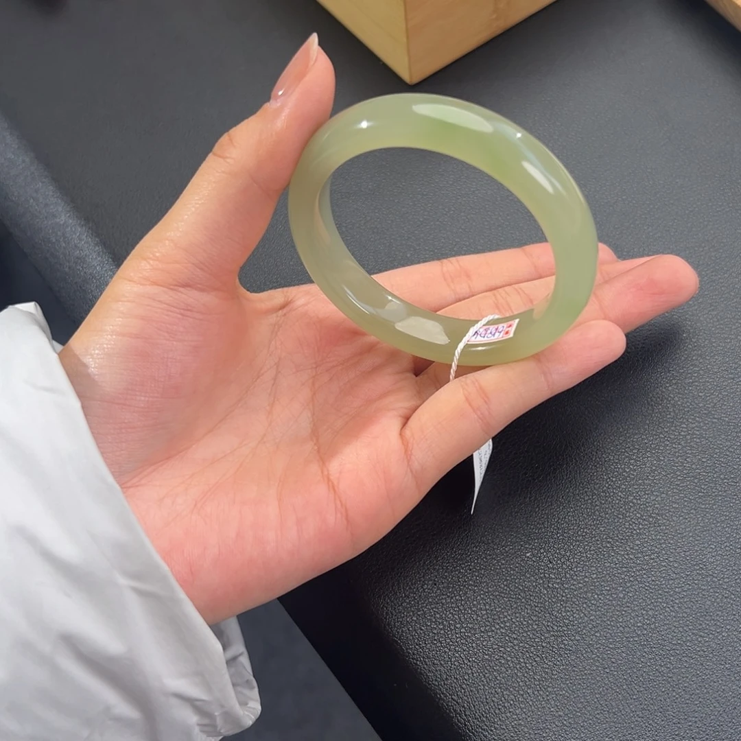 和田玉未镶嵌手镯有微瑕