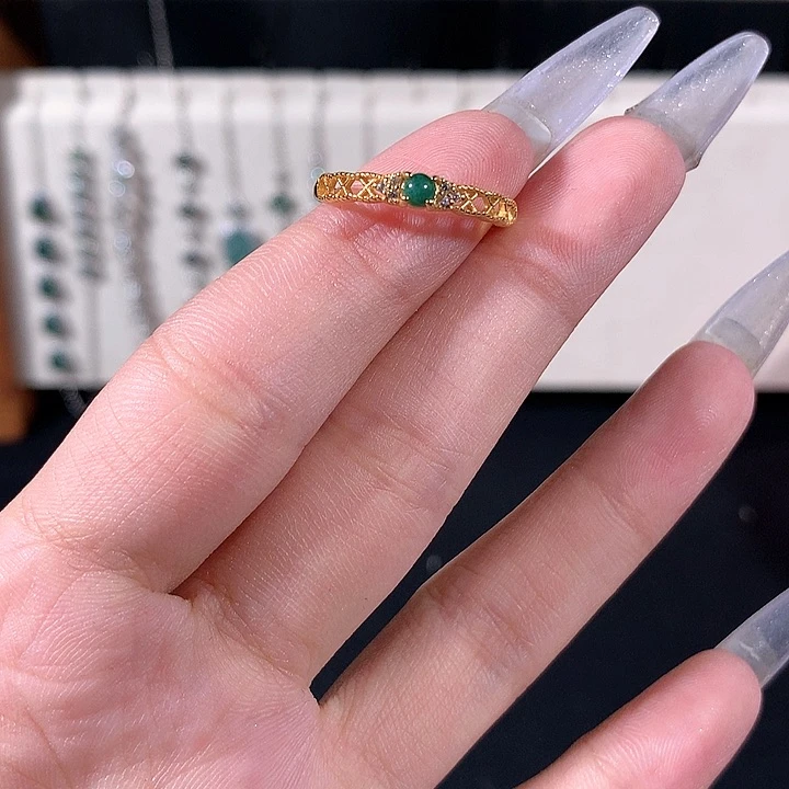翡翠未镶嵌颈饰戒指
