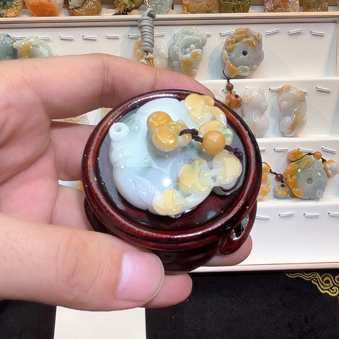 姑***一颈饰未镶嵌翡翠挂件