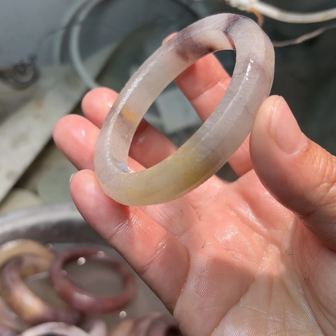 时***人石英质玉未镶嵌手镯