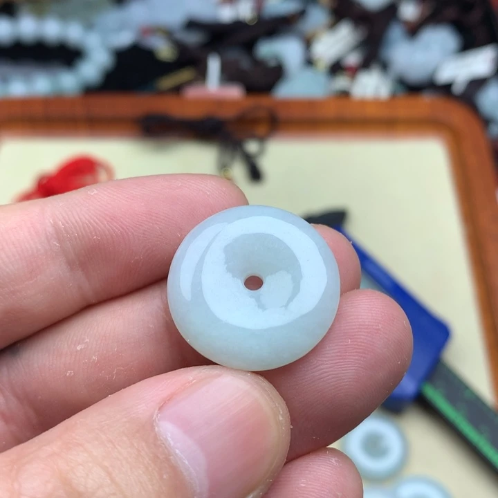 翡翠颈饰未镶嵌平安扣