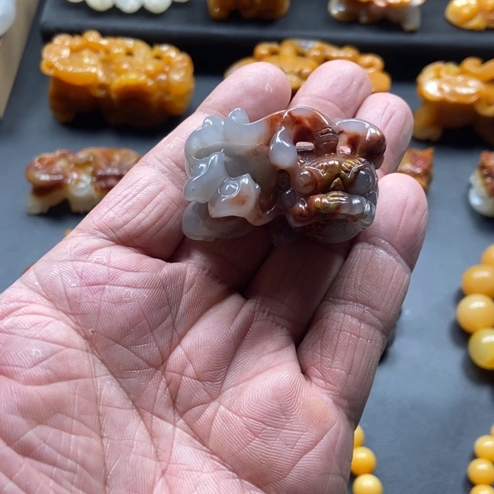 石英质玉（黄龙玉）未镶嵌颈饰