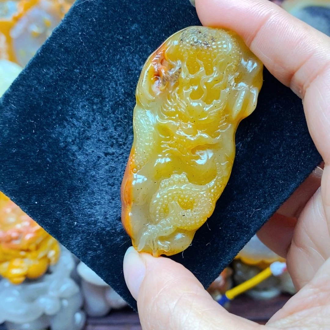 未镶嵌石英质玉（黄龙玉）颈饰