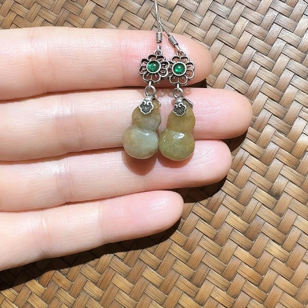 未镶嵌翡翠耳饰个性十足