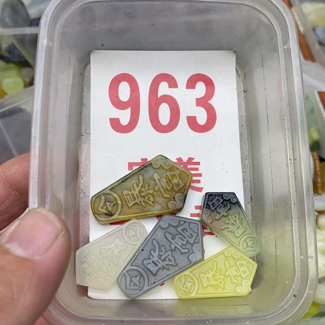 蛇纹石玉未镶嵌挂坠