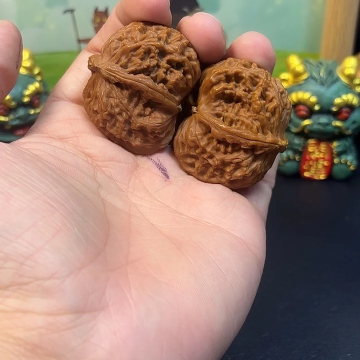 吊坠文玩核桃白狮子半臂。带点黄